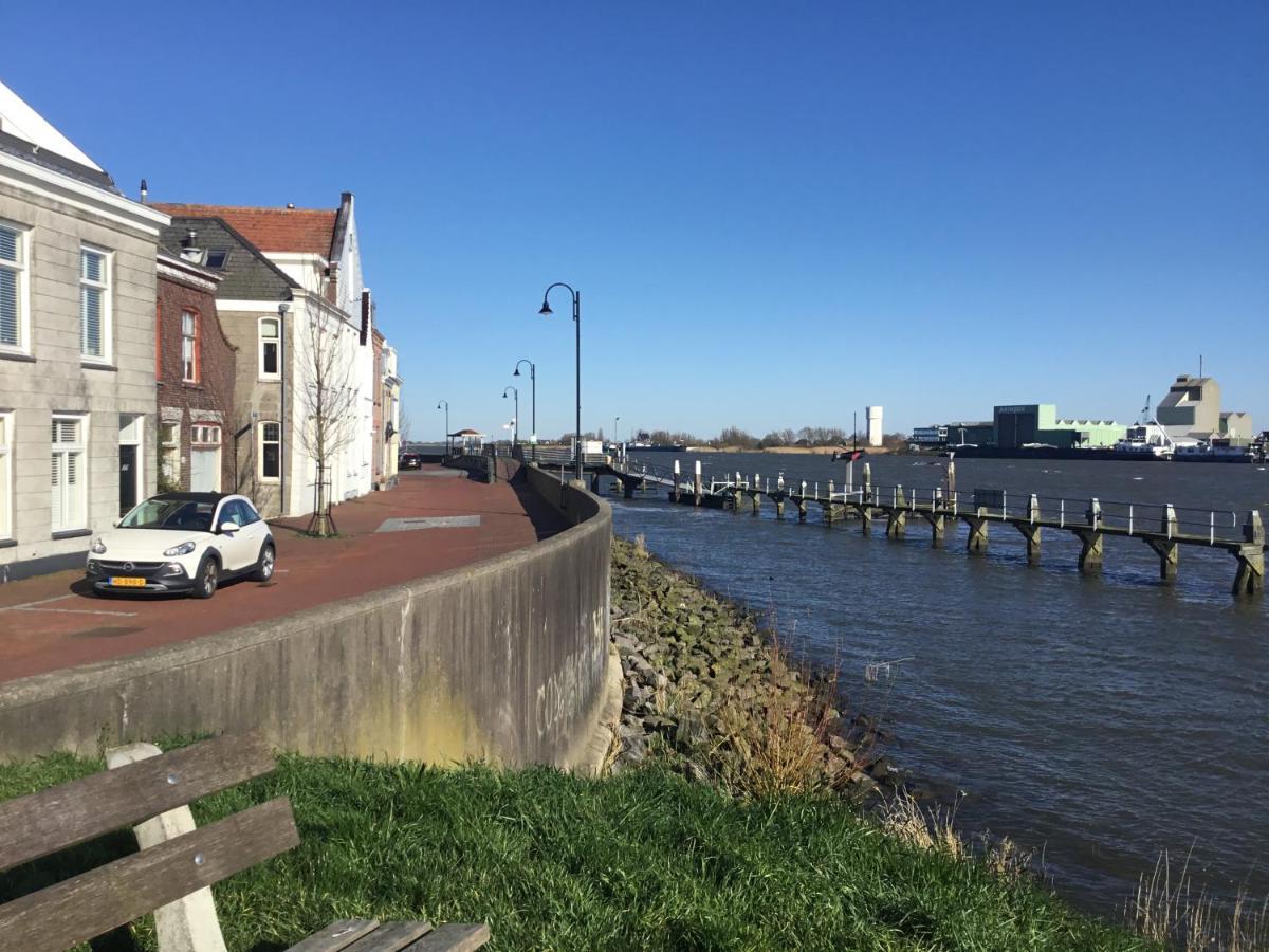 De Kapiteinshut Aan De Rivier Met Xl Ligbad En Sauna Lekkerkerk Zewnętrze zdjęcie