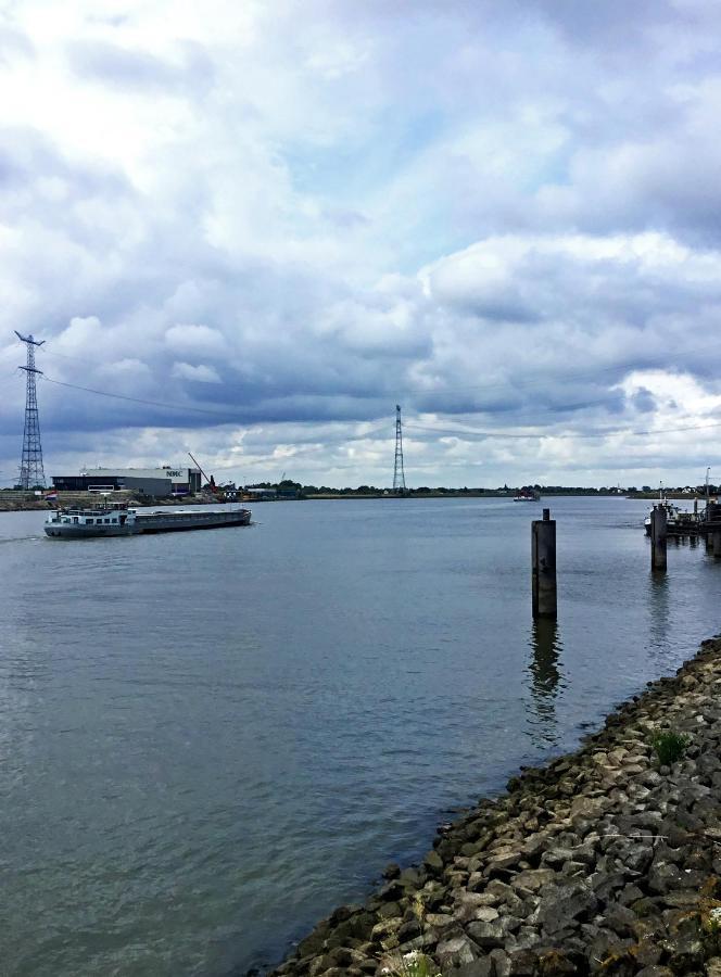 De Kapiteinshut Aan De Rivier Met Xl Ligbad En Sauna Lekkerkerk Zewnętrze zdjęcie