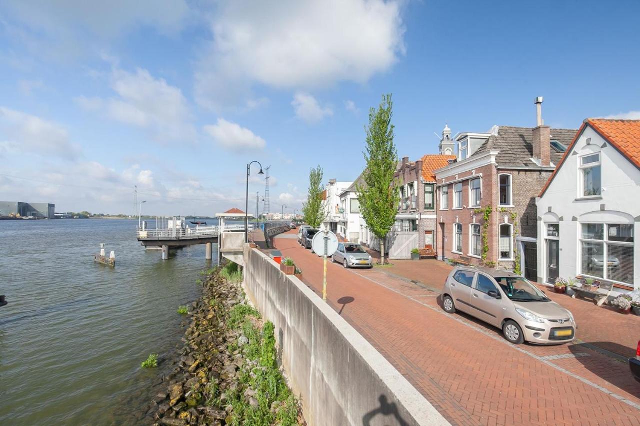 De Kapiteinshut Aan De Rivier Met Xl Ligbad En Sauna Lekkerkerk Zewnętrze zdjęcie